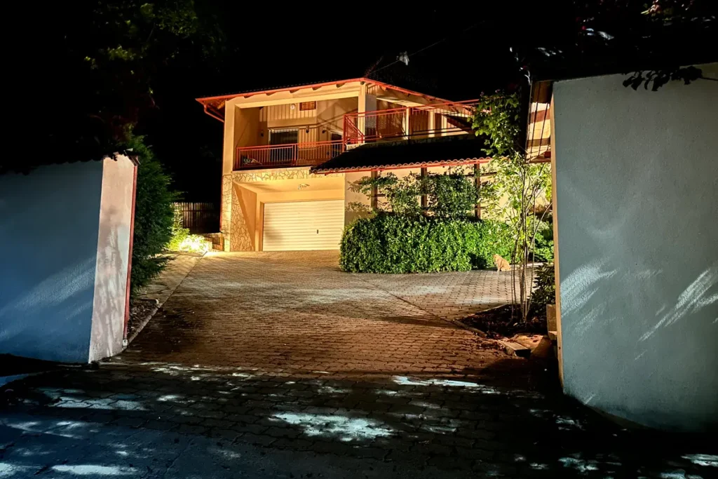 Éjszakai fotó a ház elejéről